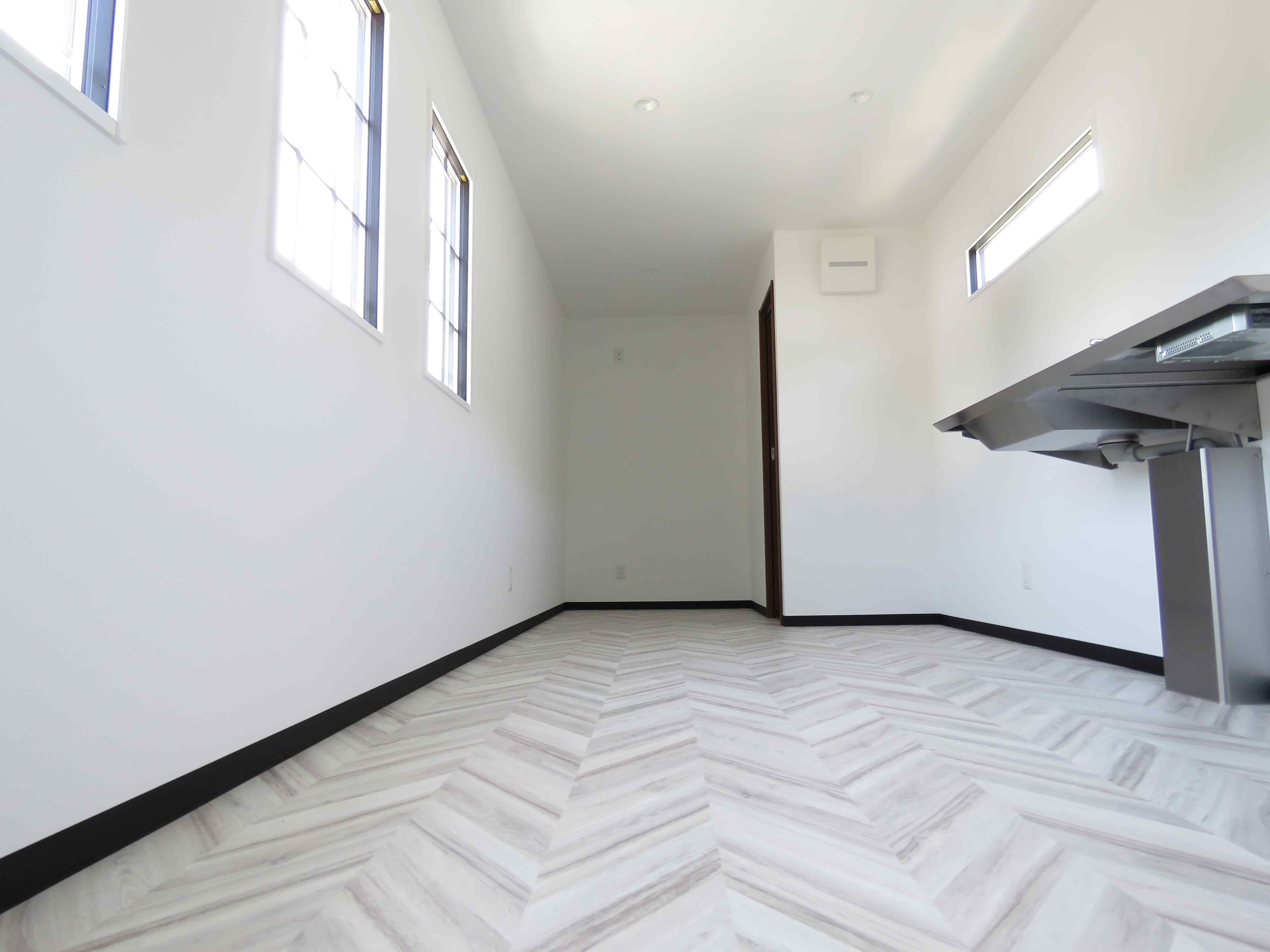 事務所タイプトレーラーハウス内装①　白を基調としており広々とした空間が広がります。