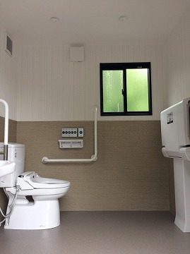 車椅子用のトイレには、オムツ交換台を設置致しました。