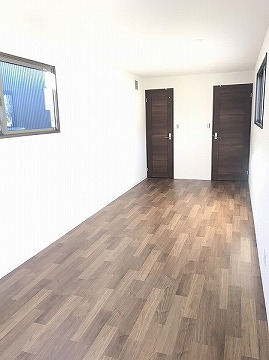 事務所内は、白を基調に床材と室内の扉を木目調に色を統一し、オシャレな内観ですね♬
