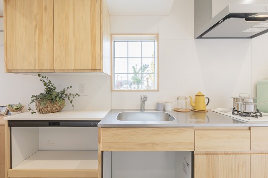 無垢の木のキッチンは温かみがあり、お料理するのも楽しくなりますね！キッチンには明るさ・換気を取り入れられるよう小窓も♬