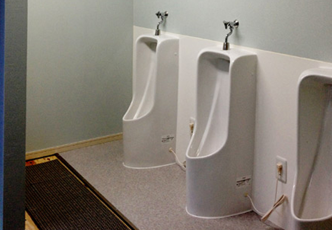 トイレ仕様のトレーラーハウス、タイニーハウスの内装②　男性用トイレ