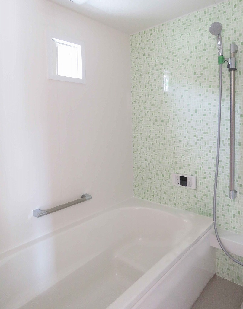 住居タイプトレーラーハウス内装　浴室　　ホワイトとグリーンの色合いが爽やかです