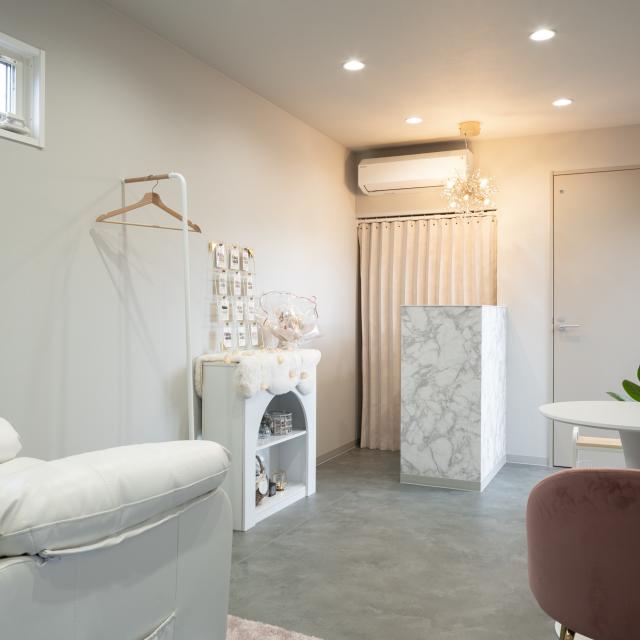 トレーラーハウスのアイラッシュサロン内観