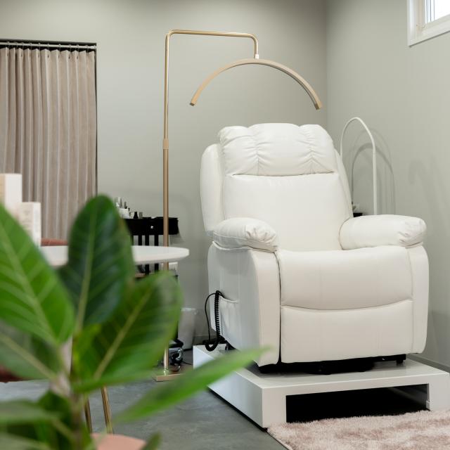 トレーラーハウスのアイラッシュサロン内観