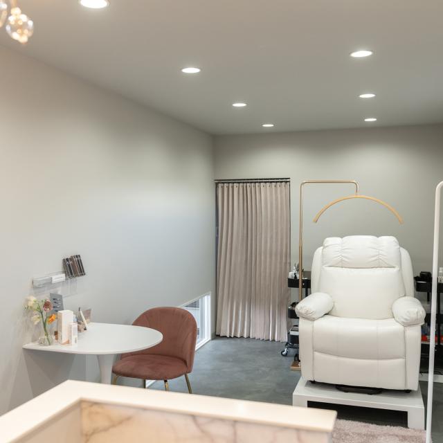 トレーラーハウスのアイラッシュサロン内観