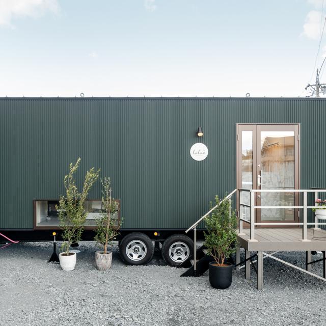 トレーラーハウスのアイラッシュサロン外観