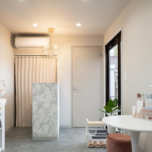 トレーラーハウスのアイラッシュサロン内観