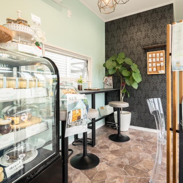 トレーラーハウス カフェ内観 イートインスペース