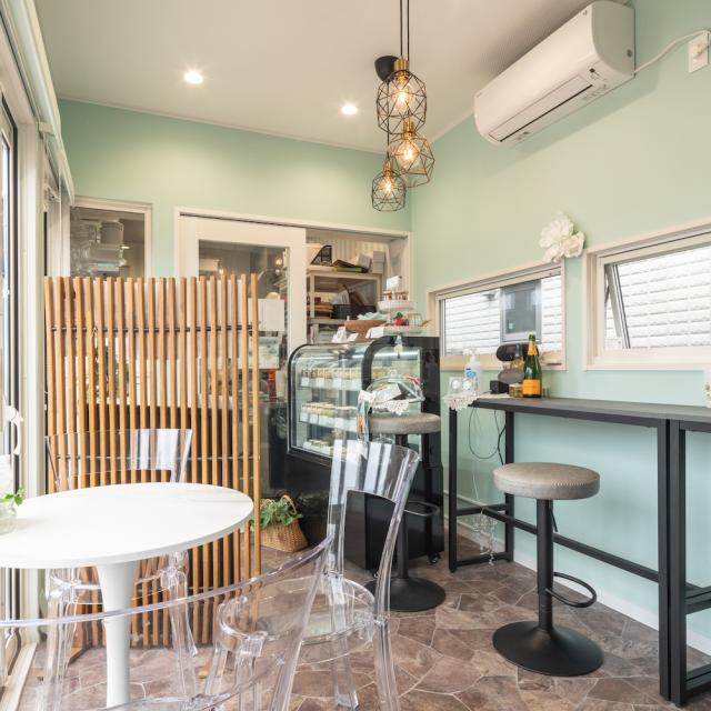 トレーラーハウス カフェ内観 イートインスペース