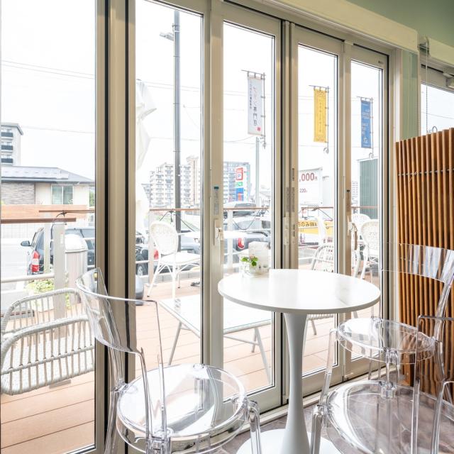 トレーラーハウス カフェ内観 イートインスペース