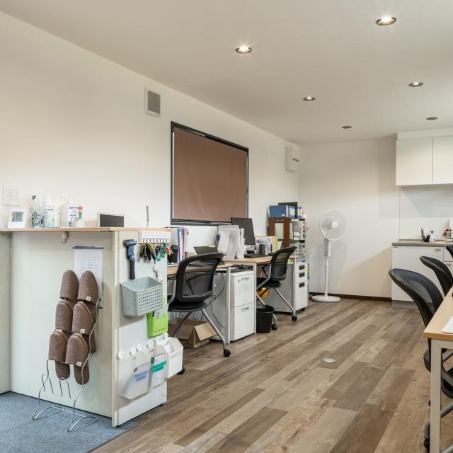 トレーラーハウス 事務所 内観