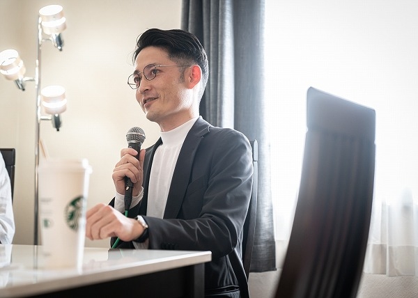 写真:當間ローズさんのラジオ番組に出演いたします!